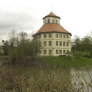 Das Wasserschloss Oppenweiler - ein einmaliges Rathaus in Mitten des Schlossparks. Gemeinde Oppenweiler