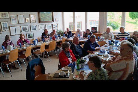 Blick auf viele Besucher der Hauptversammlung