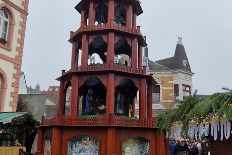 riesige Weihnachtspyramide