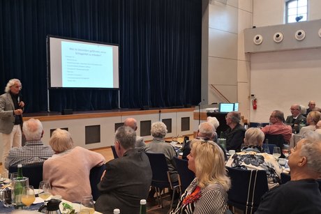 Herbstfest 2025 Herbstfest 2025 - Dr. med. Peter A. Oberst bei seinem Fachvortrag zum Thema "Schlaganfall"