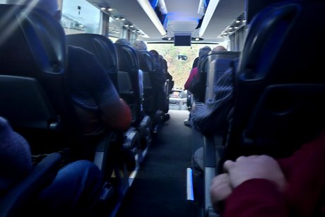 Im Reisebus nach vorne fotografiert bei Dunkelheit und sp&auml;rlich blauer LED Beleuchtung