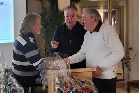 der ehemalige und aktuelle Kreis Vorsitzende überreichen dem Ehrenamtsbeauftragten die Ehrennadel