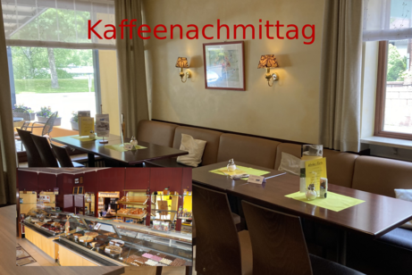 Innenraum am Tisch mit Wimpel