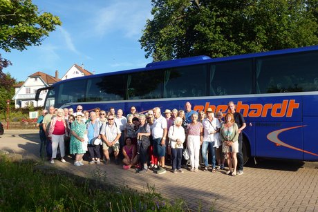 Reisegesellschaft vor dem Bus
