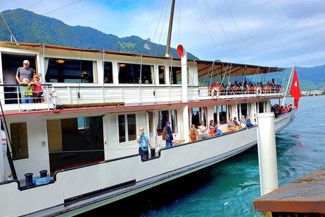 Ein sch&ouml;nes gro&szlig;es Ausflugsschiff bei sch&ouml;nstem Wetter am anlegen.