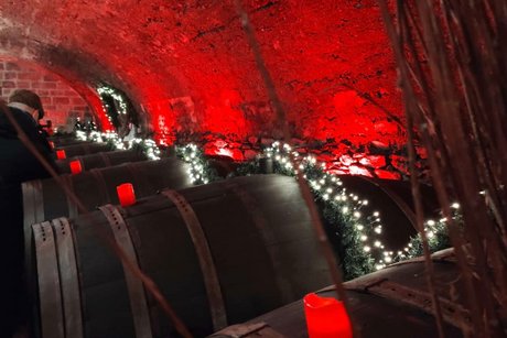 Bild von Weinfässern im unterirdischen Weihnachtsmarkt