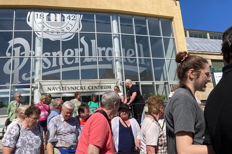 Bild zeigt die Gruppe vor der Empfangshalle zu sehen ist eine große Glaswand