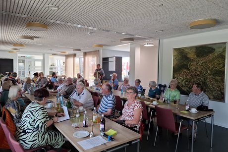 Impression Stammtisch, Mitglieder, Gäste und Peter Faisst