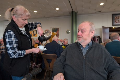 Vorstandsmitglied S. Zemelka bekommt seinen Kaffe serviert