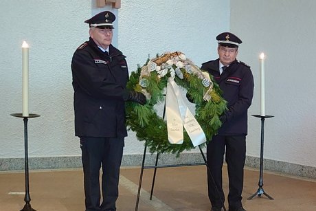 Ehrengeleit der Feuerwehr nimmt den Kranz zur Kranzniederlegung auf