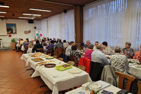 sitzende Gäste bei der Weihnachtsfeier