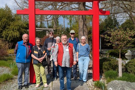 Gruppenbild an einem japanischen Tor