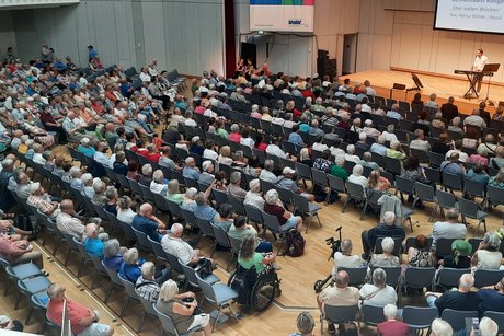 Teilnehmerinnen und Teilnehmer am Gesundheitstag hören verschiedene Vorträge