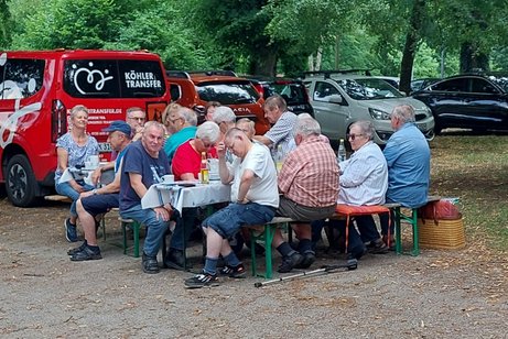 Gesellige Runde bei der Kolpingh&uuml;tte