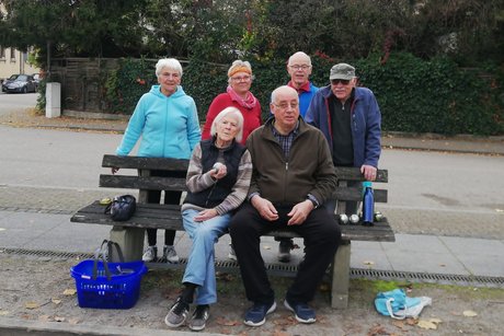 Eine Gruppe Boulspieler auf der Bank