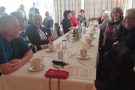 VdK Mitglieder an der Kaffeetafel