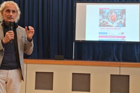 Herbstfest 2025 Herbstfest 2025 - Dr. med. Peter A. Oberst bei seinem Fachvortrag zum Thema "Schlaganfall"