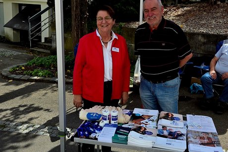 Auf dem Bild sieht man links die Kreisverbandsvorsitzende (Gerlinde Messer) und daneben ein Mitglied des Ortsvorstandes (Dieter Sch&uuml;le), unter dem Infostand vom VdK.