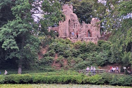 Die Burg Eberhard vom Seerosenteich aus Die Burg Eberhard vom Seerosenteich aus