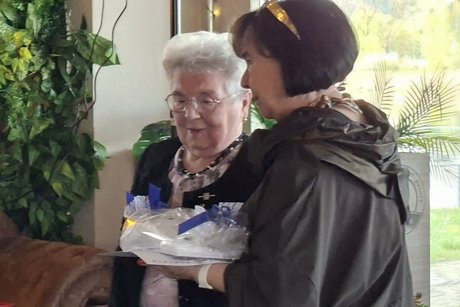 Greti &uuml;berreicht Erika das Pr&auml;sent f&uuml;r 25 Jahre Mitgliedschaft