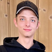 Junger Mann mit NY Schildm&uuml;tze schwarz