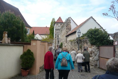 Weiter entlang der Stadtmauer