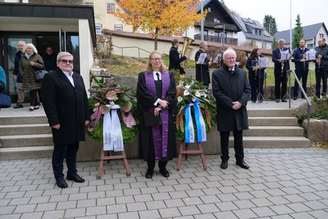 Pfarrerin Silke Bauer-Gerold mit Ortsvorsteher J&uuml;rgen Kurz (r.) und dem Ortsverbandsvorsitzenden Roland Sauter (l.).