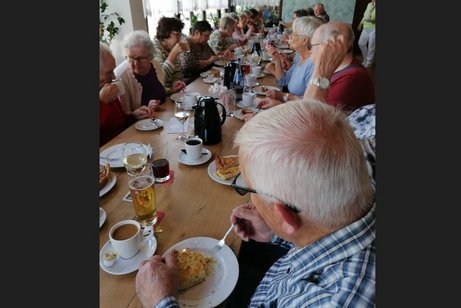 Bei Kaffee und Kuchen werden Gespr&auml;che gef&uuml;hrt