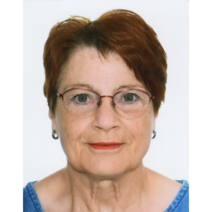 Frau mit kurzen Haaren und einer Brille.