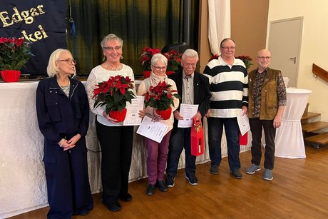 Die Vorsitzende Elvira Zoller, daneben vier Mitglieder, die f&uuml;r ihre 25-j&auml;hre Mitgliedschaft geehrt wurden und der Kreisverbandsvorsitzende Martin Ganz