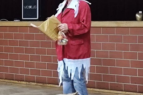 Frau Nikolaus steht mit dem goldenen Buch vor der Bühne