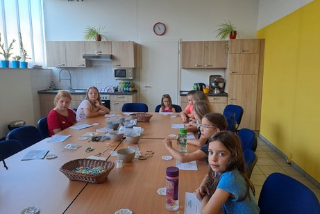 Kinder beim Basteln