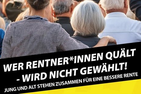 Versammlung von Menschen, Blick auf die Hinterköpfe. Aufruf zur Renten-Demo in Karlsruhe. Wer Rentner*innen quält - wird nicht gewählt!