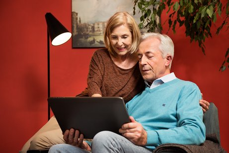 Paar mitLaptop