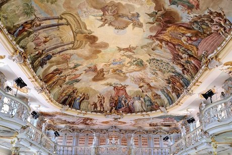 Reiseteilnehmer im Kloster Schussenried Bibliotheksaal vorderer Bereich