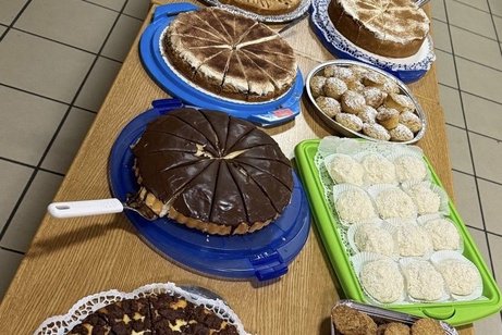 Auf dem Foto sieht man auf mehreren gro&szlig;en Tischen viele verschiedene Kuchensorten.