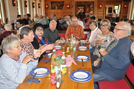 beim Mittagessen