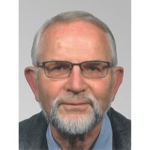 Portrait: Mann mit Brille und Bart.