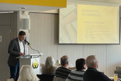Anwalt Dennis Arendt stellt seine Pr&auml;sentation vor