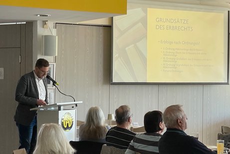 Anwalt Dennis Arendt stellt seine Pr&auml;sentation vor