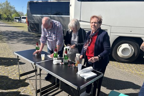 Beim Sektempfang.