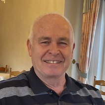 Lachender &auml;lterer Mann