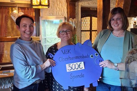 Anja Lehmann und Patricia Nolle (VdK) &uuml;berreichen die Spende an Kathrin Lehmann (S.t.a.r.k. e.V.)