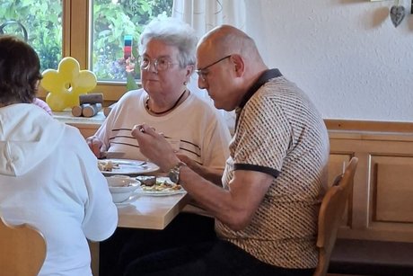 Erika und Alois bei der Einkehr im Gasthof Adler, Heudorf