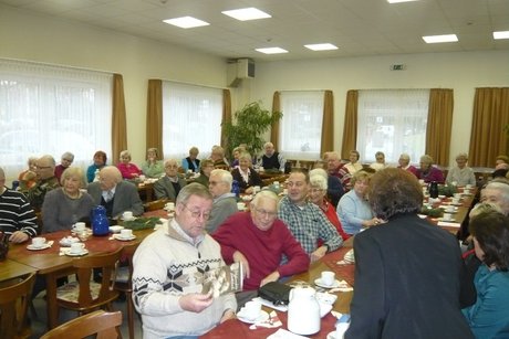 Der Raum füllt sich langsam