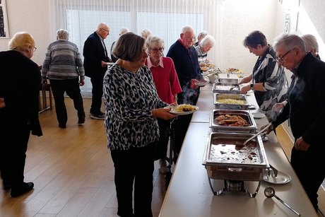Mittagessen Das Bufett: Salate, Kartoffelgratin, Spätzle, Putenschnitzel und Schweinelendchen