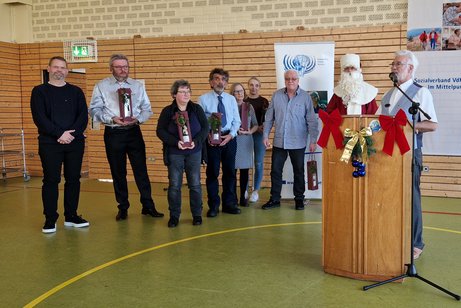 Der Vorstand des OV Bad S&auml;ckingen empf&auml;ngt den Nikolaus.