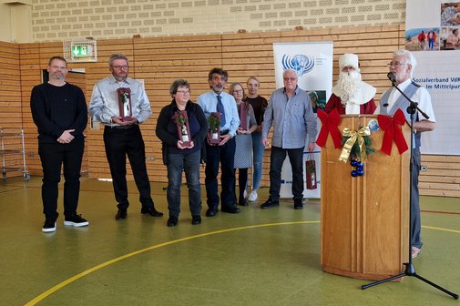 Der Vorstand des OV Bad S&auml;ckingen empf&auml;ngt den Nikolaus.