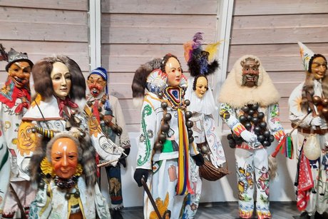 mehrere Narrenfiguren