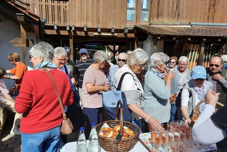 Teil der Ausflugsg&auml;ste bei der Ankunft im Weingut Weihbrecht